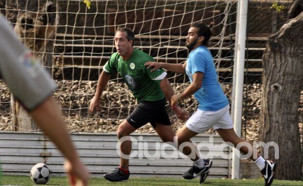 El Turco Naím se lleva la pelota y es marcado de cerca. (Foto: Jennifer Rubio).
