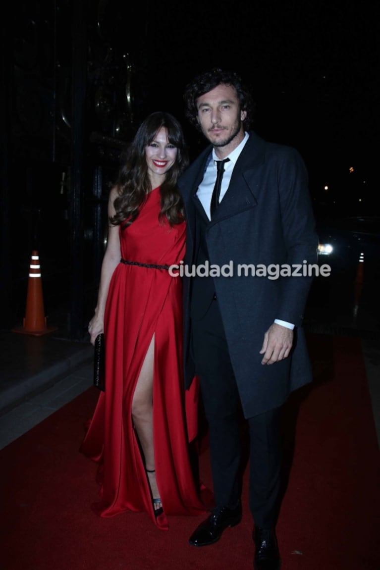 El tweet de Pampita, tras la comparación del vestido que usó junto a Pico Mónaco y el que lució con Benjamín Vicuña al festejar 10 años de amor