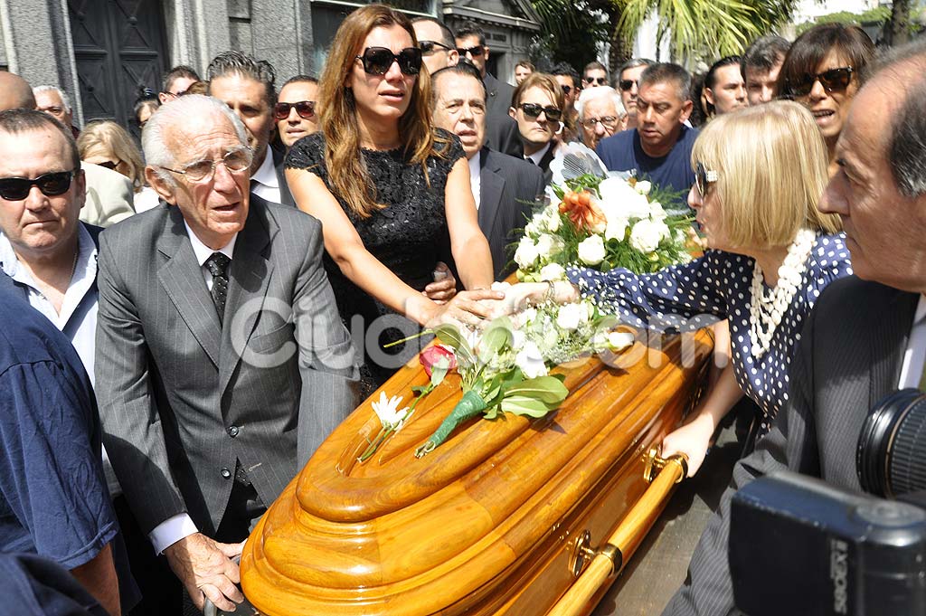 El último adiós a Jorge Ibáñez en el cementerio de Recoleta. (Foto: Jennifer Rubio - Ciudad.com)