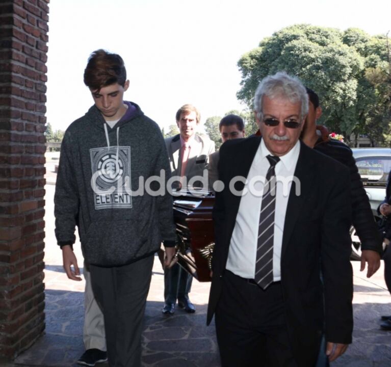 El último adiós de Silvio Soldán a su madre, Tita, en el cementerio de la Chacarita