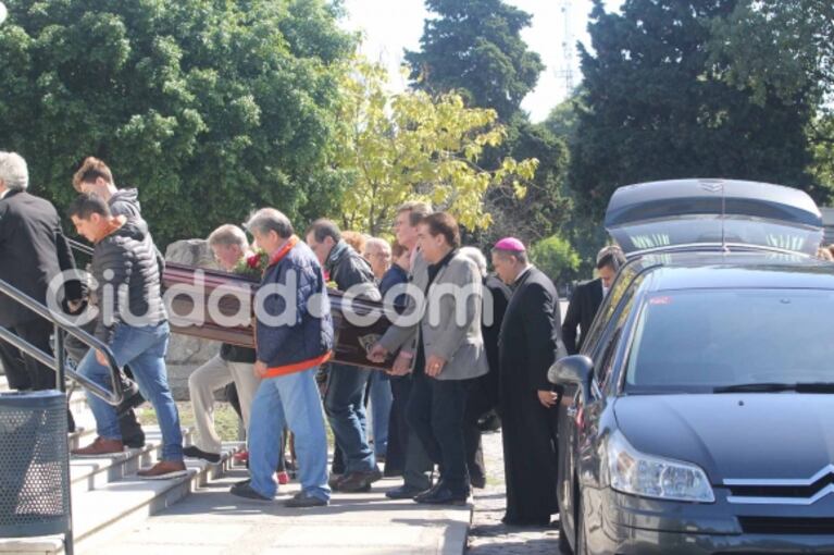 El último adiós de Silvio Soldán a su madre, Tita, en el cementerio de la Chacarita