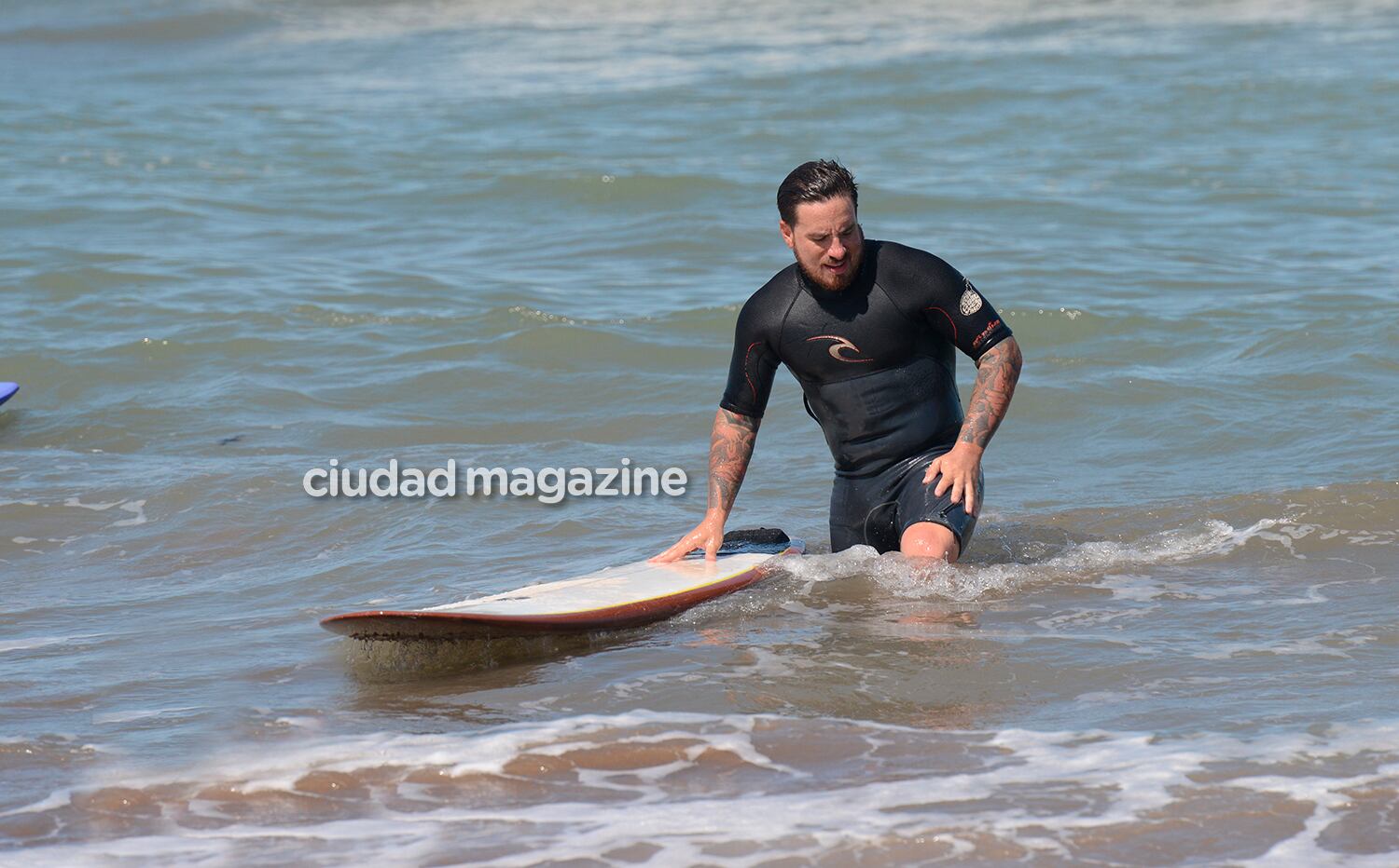 El verano de Fede Bal en Mar del Plata: amigos, surf y playa. (Foto: Musepic)