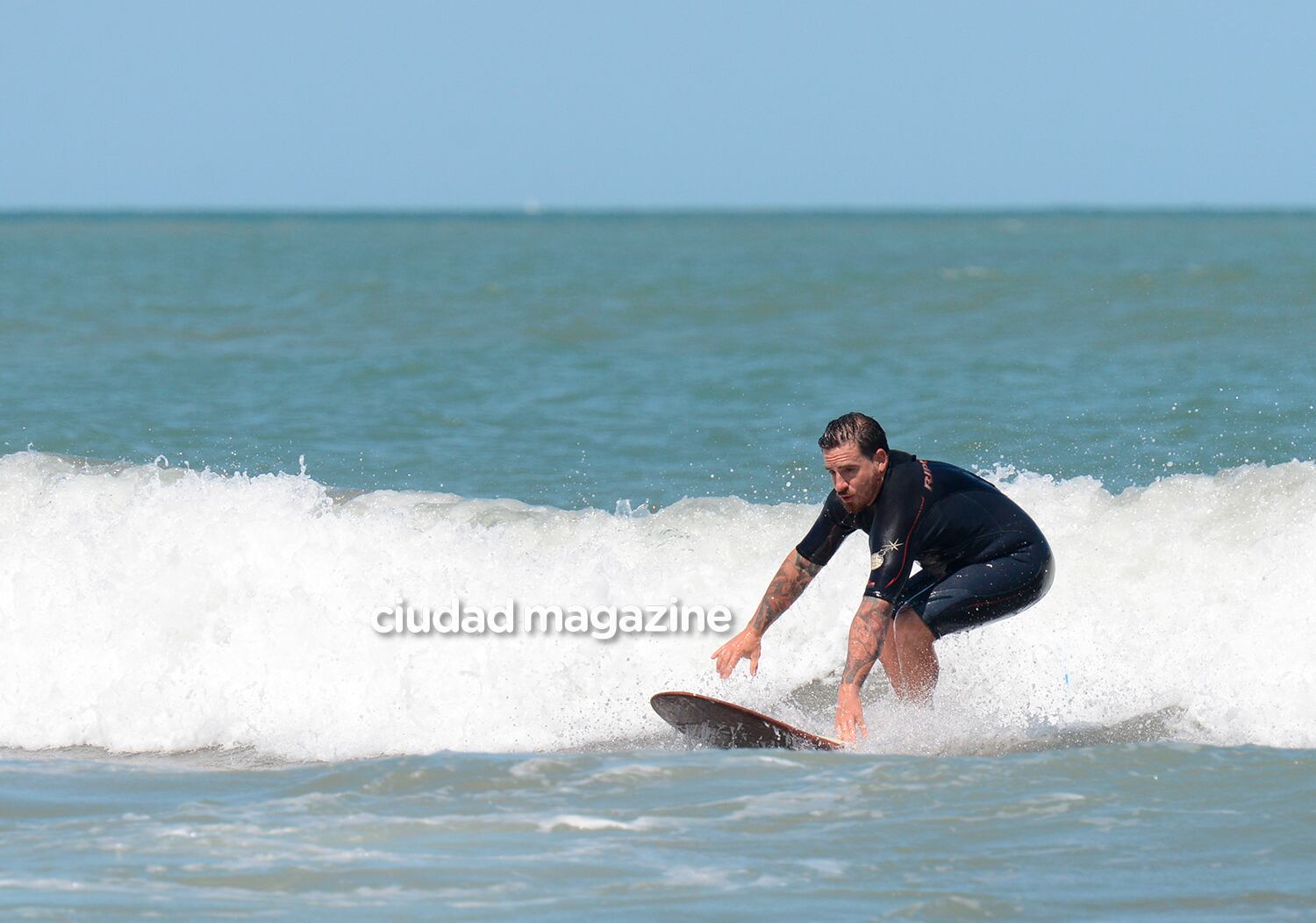 El verano de Fede Bal en Mar del Plata: amigos, surf y playa. (Foto: Musepic)