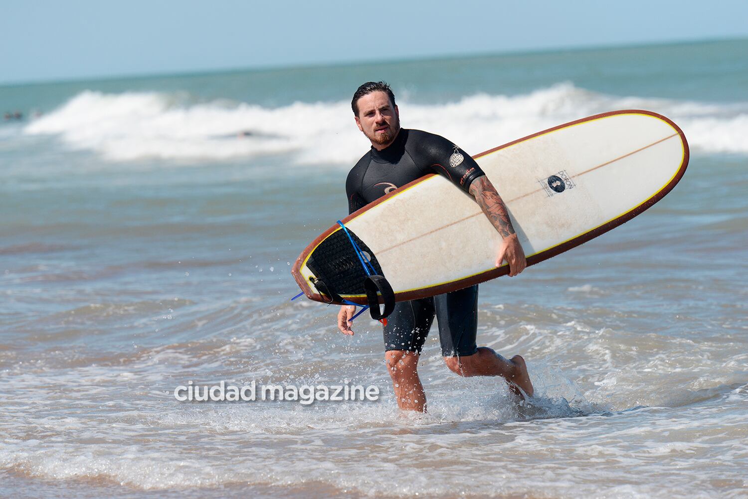 El verano de Fede Bal en Mar del Plata: amigos, surf y playa. (Foto: Musepic)