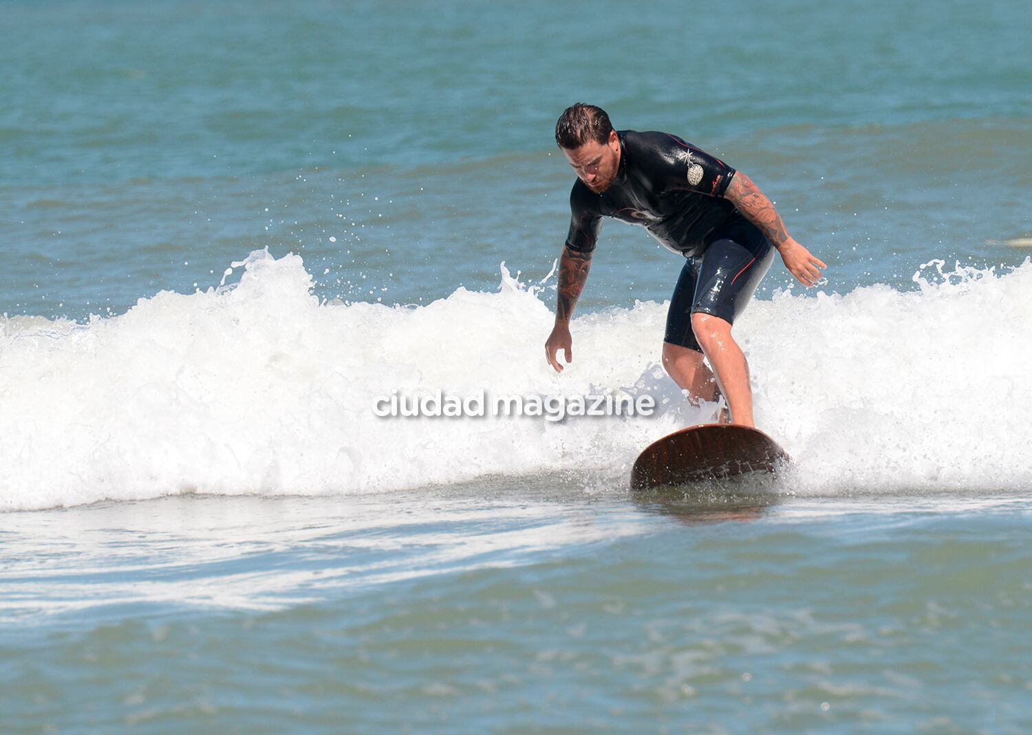El verano de Fede Bal en Mar del Plata: amigos, surf y playa. (Foto: Musepic)