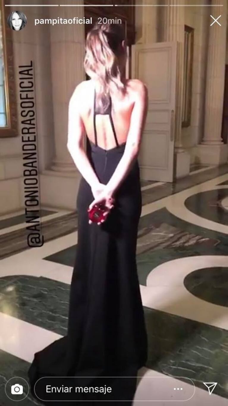 El vestido súper elegante y sexy que lució Pampita: ¡cola sirena y espalda muy original! 