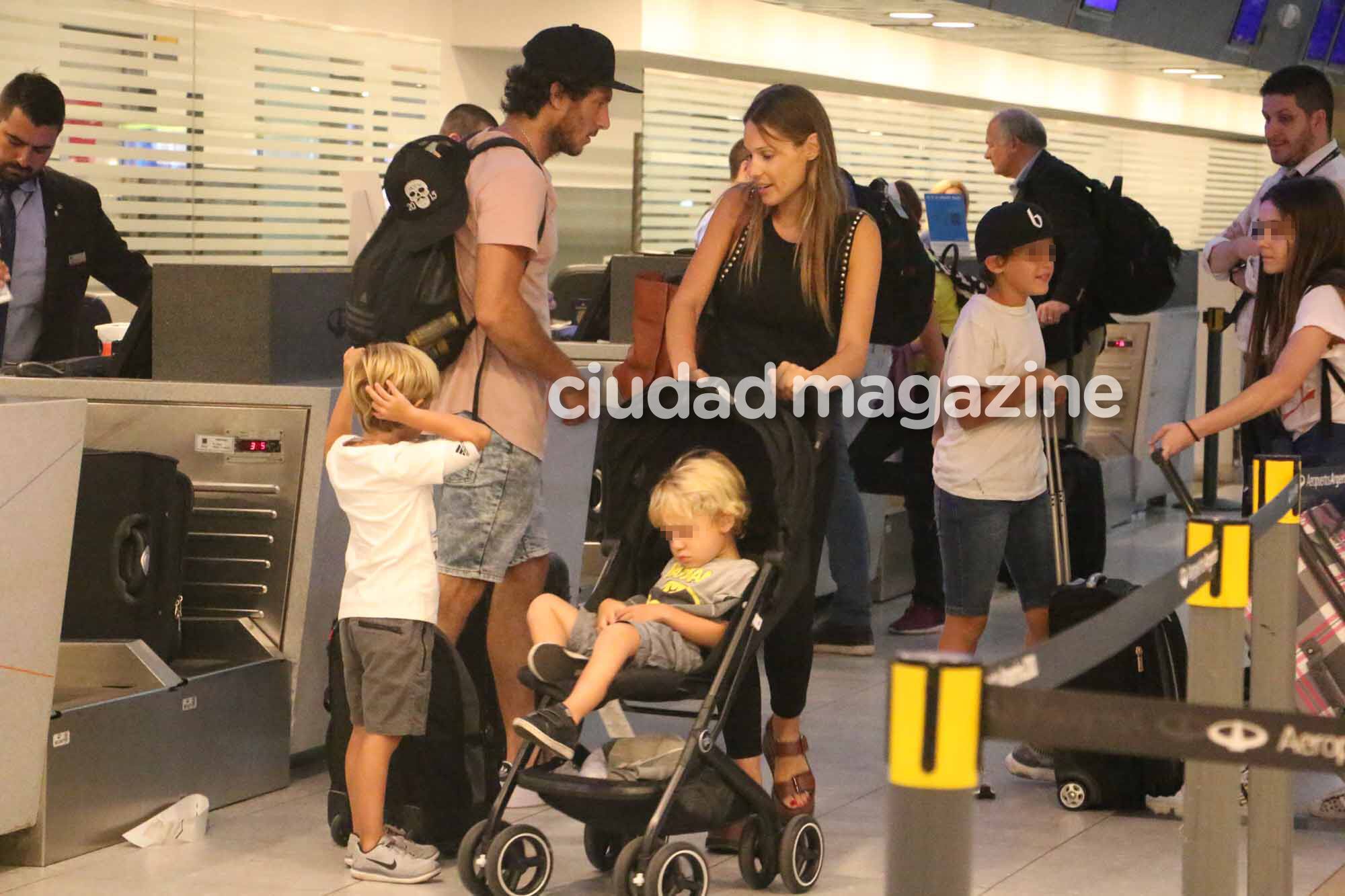 El viaje de Pampita con sus hijos y Pico Mónaco a Orlando