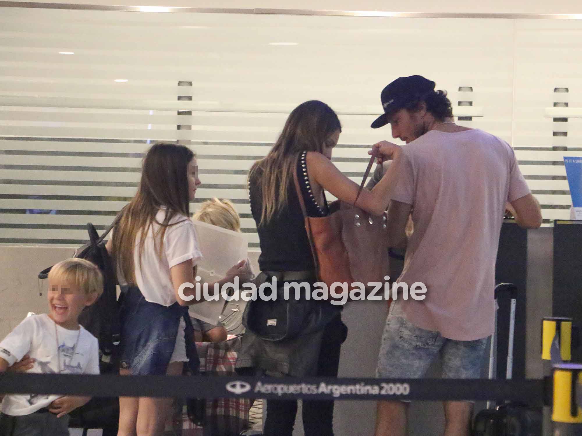 El viaje de Pampita con sus hijos y Pico Mónaco a Orlando