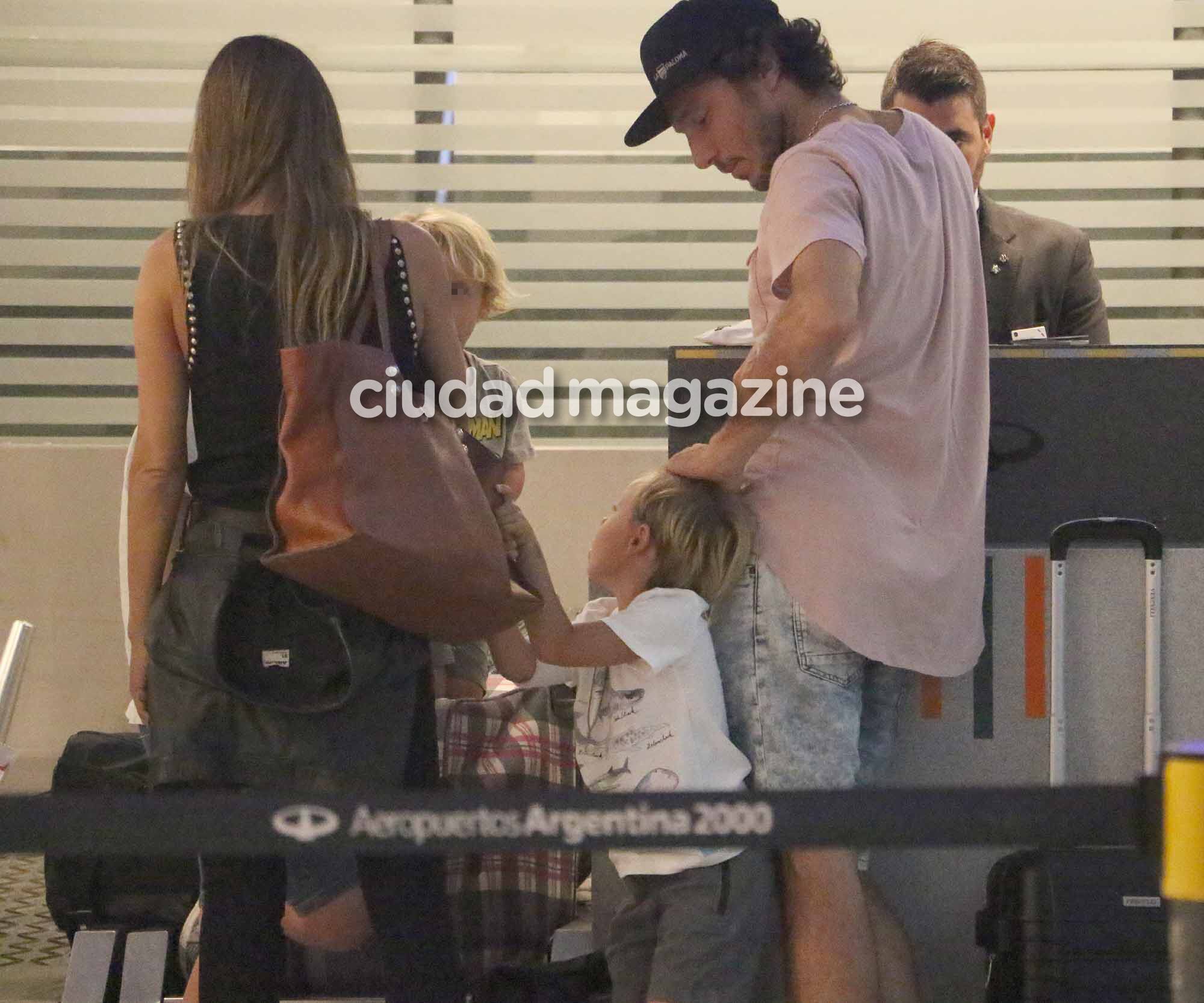 El viaje de Pampita con sus hijos y Pico Mónaco a Orlando