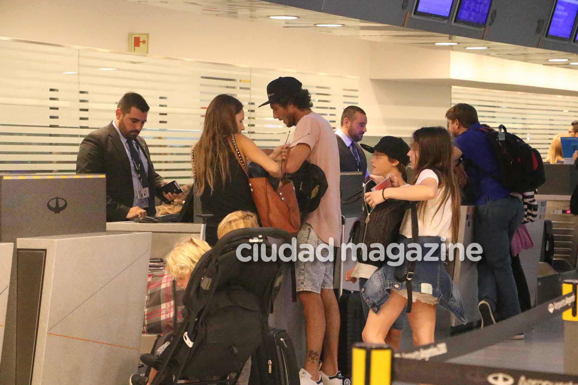 El viaje de Pampita con sus hijos y Pico Mónaco a Orlando