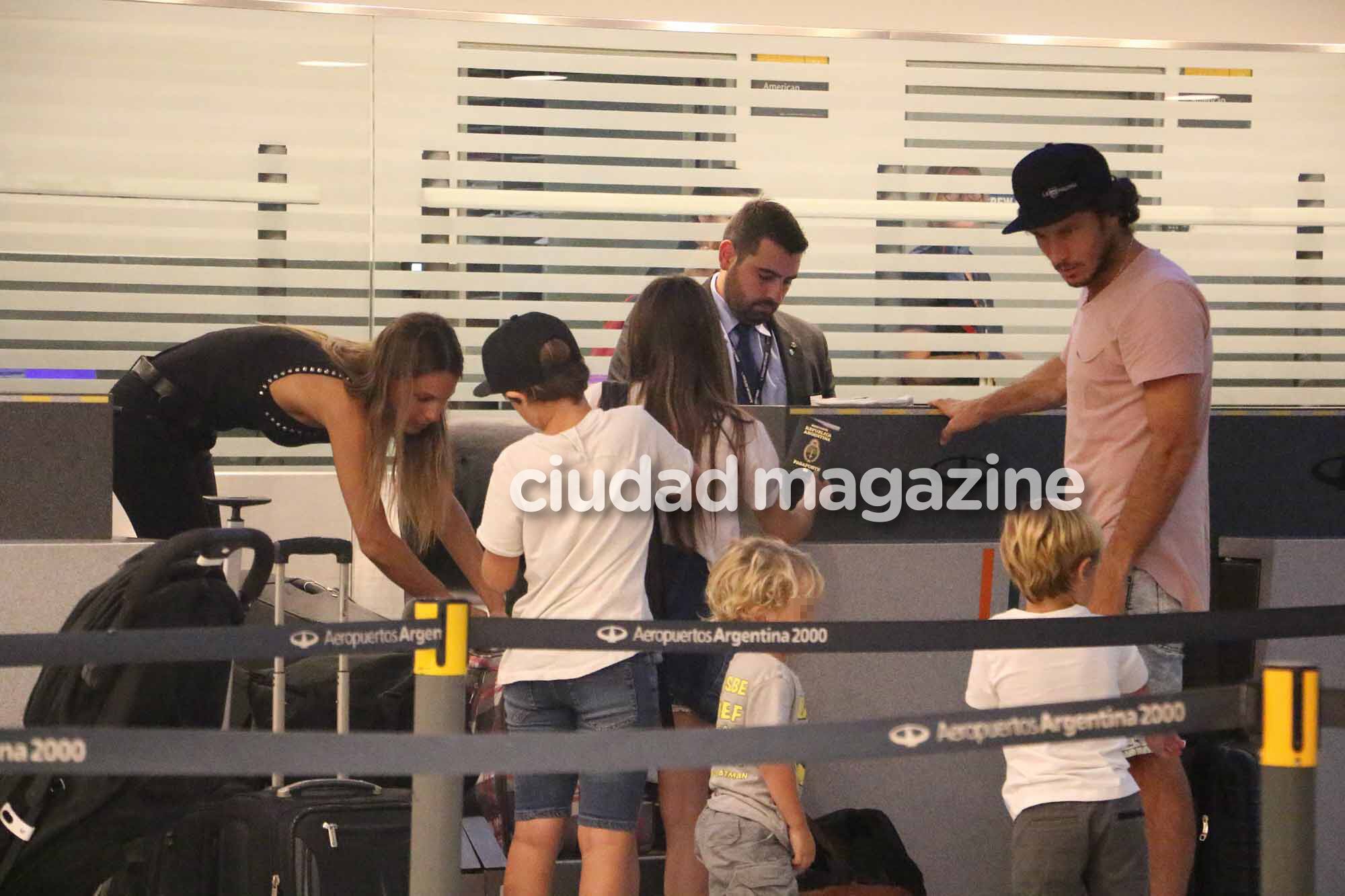 El viaje de Pampita con sus hijos y Pico Mónaco a Orlando