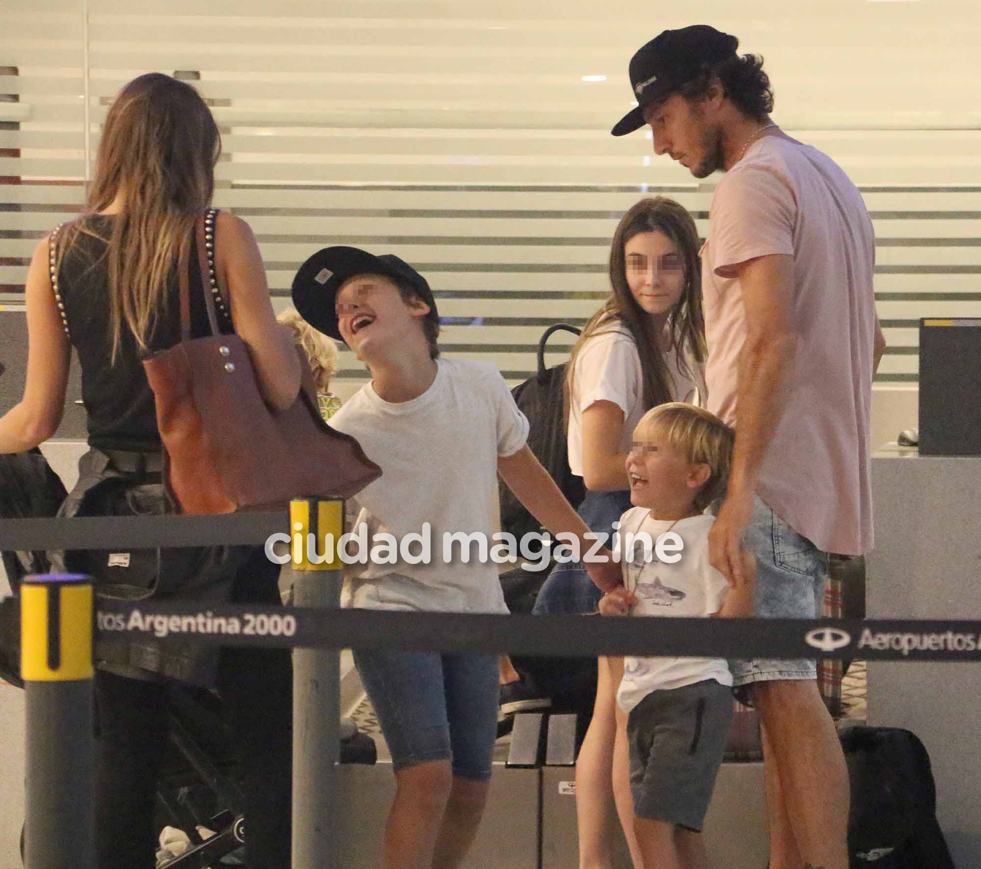 El viaje de Pampita con sus hijos y Pico Mónaco a Orlando