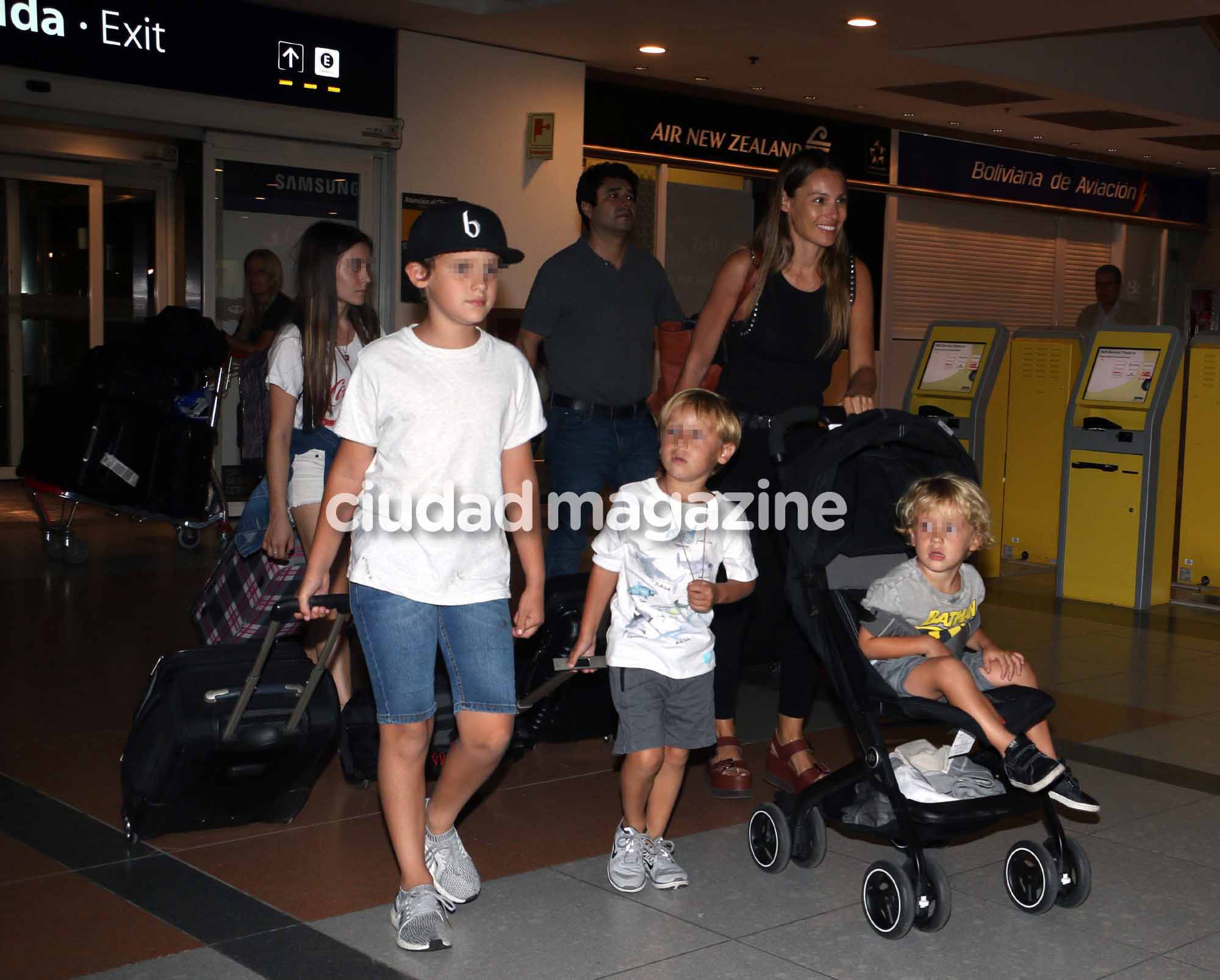 El viaje de Pampita con sus hijos y Pico Mónaco a Orlando