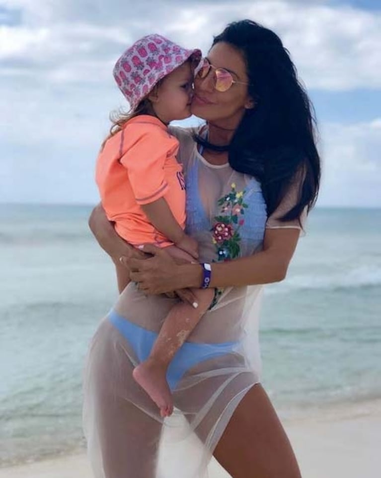 El viaje familiar de Vanina y Silvina Escudero a Playa del Carmen: tiernas fotos y lomazos al sol