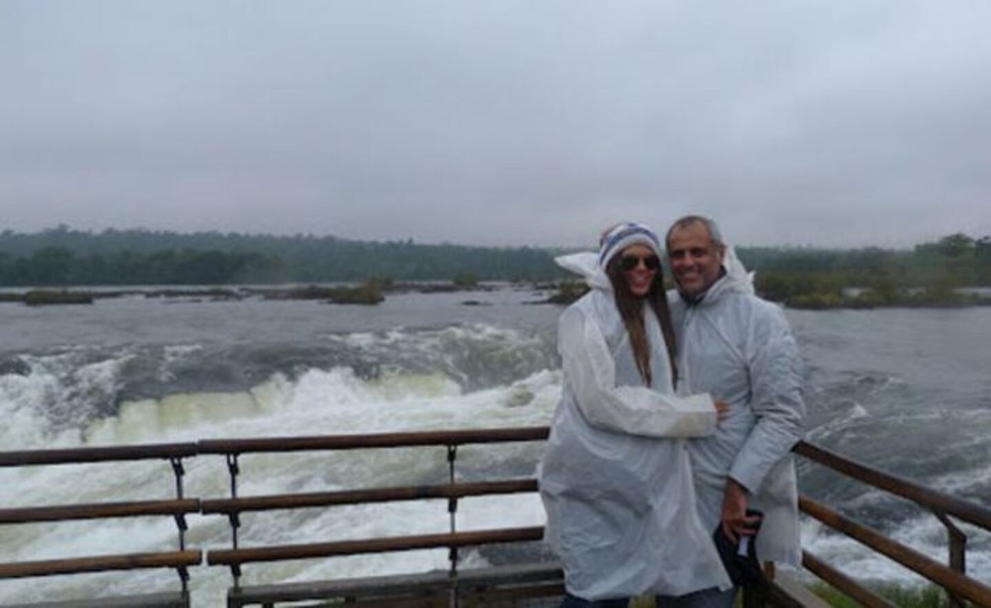 El viaje romántico de Rial y Loly en las Cataratas. (Foto: Diario Misiones Online)