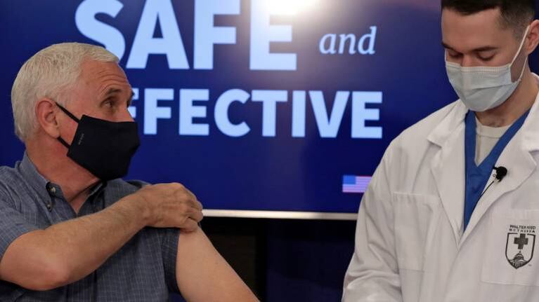 El vicepresidente de EEUU, Mike Pence, se inmuniza contra el coronavirus