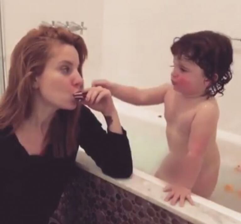 El video de entrecasa de Agustina Kämpfer practicando con su armónica... ¡mientras bañaba a su hijo!