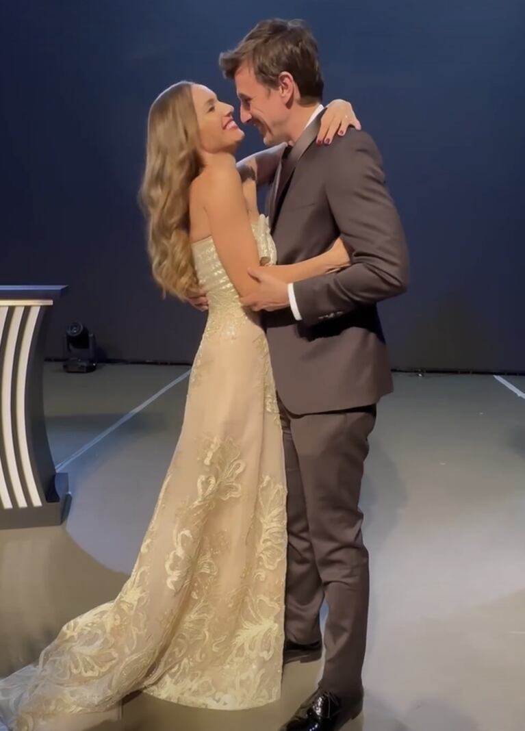 El video de Pampita y Roberto García Moritán a los besos y abrazos en la entrega de los Martín Fierro Latino