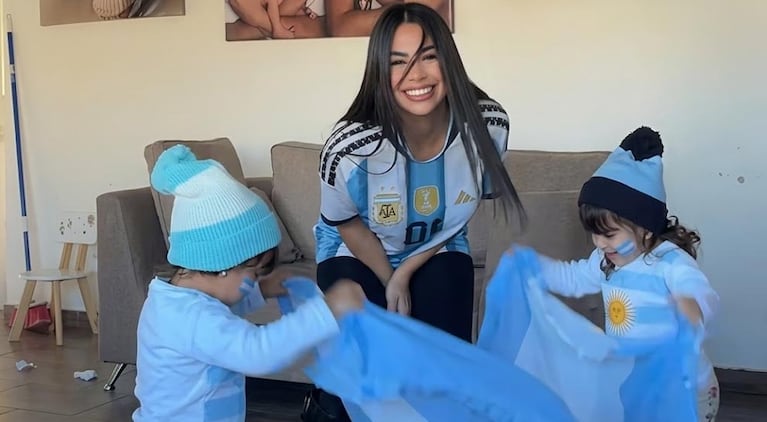 El video viral de Daniela Celis alentando a la Argentina con las gemelas