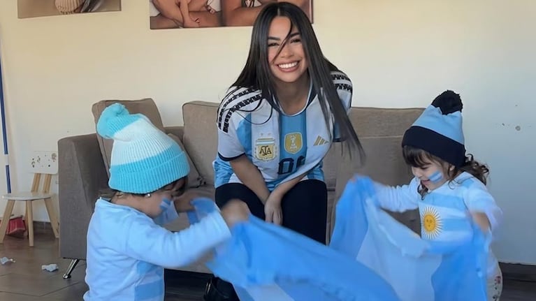 El video viral de Daniela Celis alentando a la Argentina con las gemelas