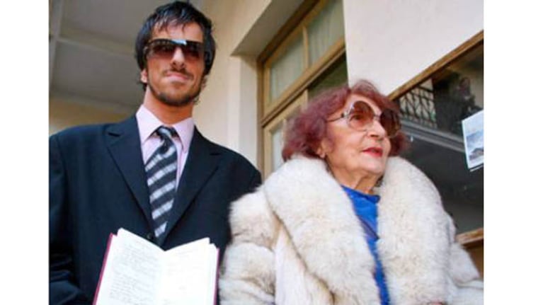El viudo de Adelfa se quiere casar con un hombre