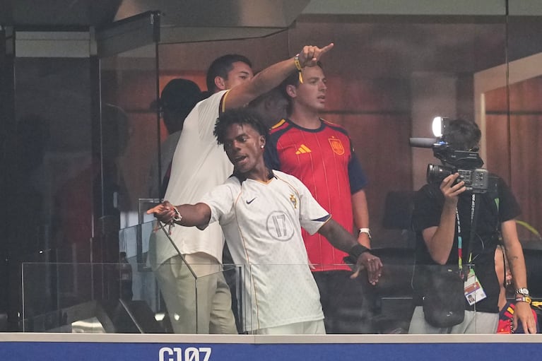 El youtuber y streamer estadounidense Darren Jason Watkins Jr., conocido como IShowSpeed, hace un gesto durante el encuentro de octavos de final entre Portugal y España el lunes 6 de julio del 2026. (AP Foto/Julio Cortez)