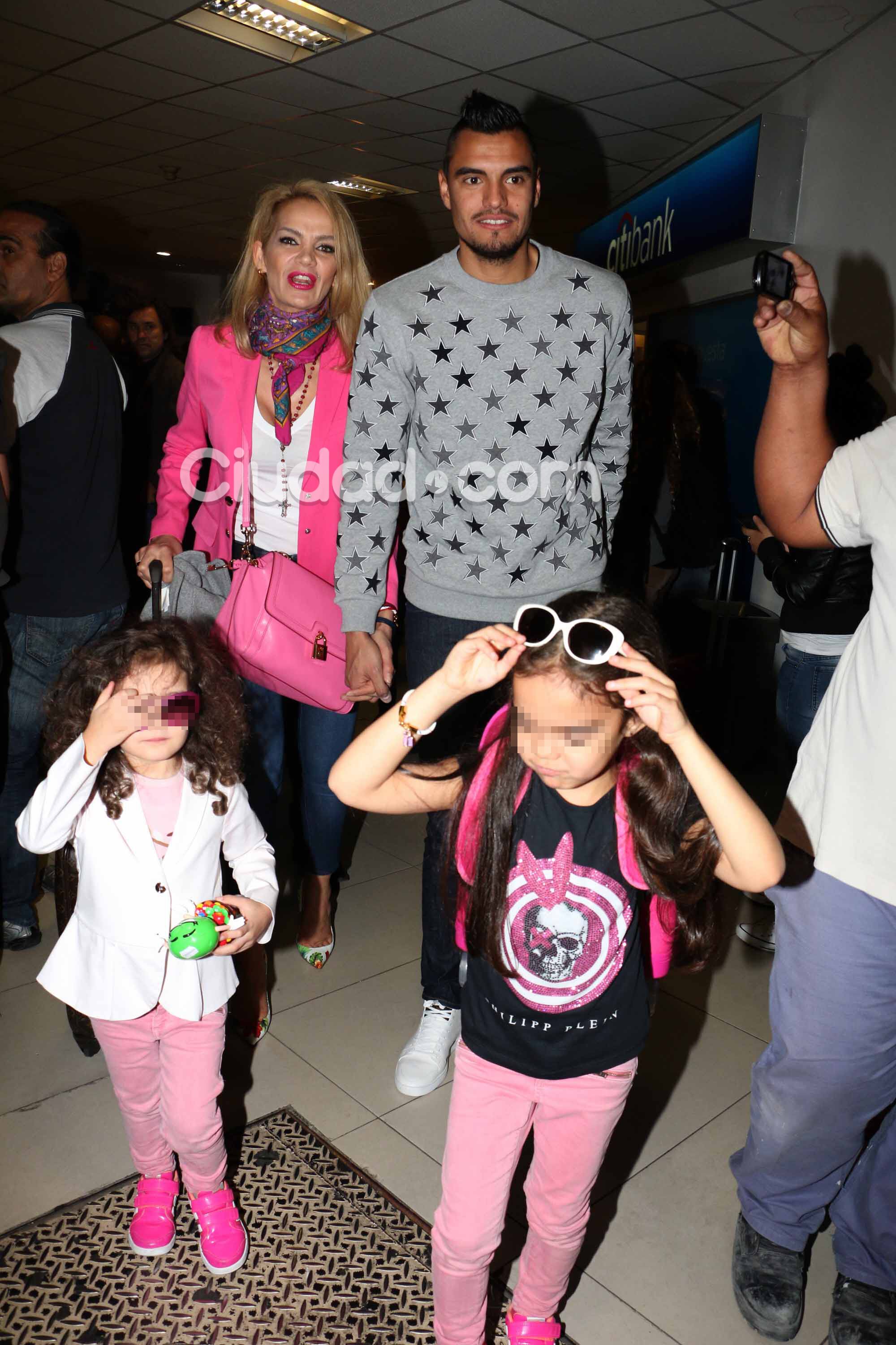 Eliana Guercio, Sergio Romero con Jazmín y Chloe. Foto: Movilpress-Ciudad.com.