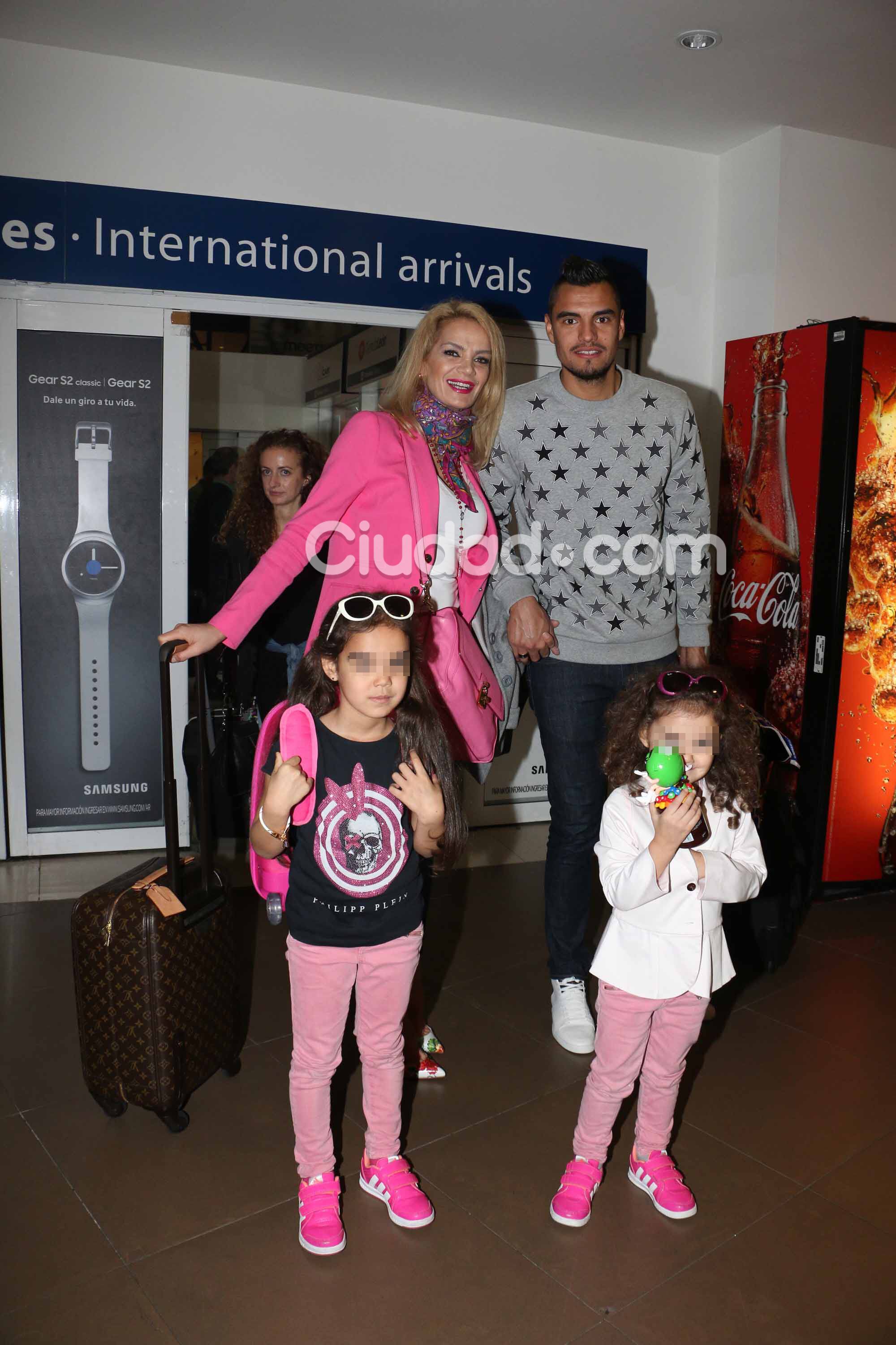 Eliana Guercio, Sergio Romero con Jazmín y Chloe. Foto: Movilpress-Ciudad.com.