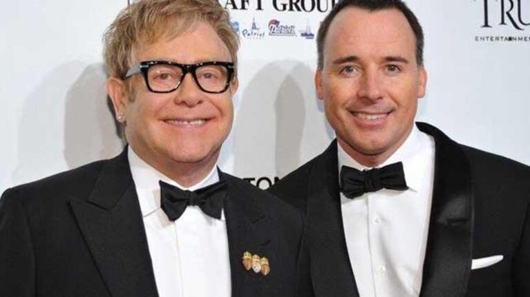 Elton John fue papá a través de un alquiler de vientre