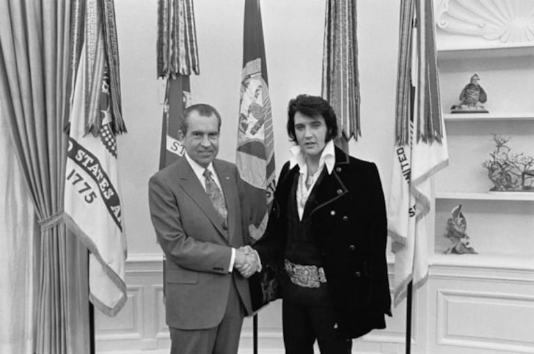 Elvis Presley: atuendos icónicos del Rey del Rock N’ Roll