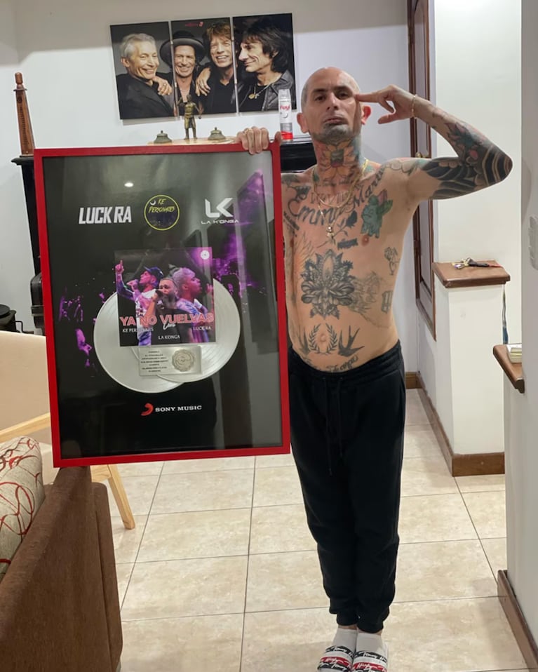 Emanuel Noir con los premios de Ke Personajes. Casa de Emanuel Noir en Entre Ríos, living con reconocimientos de Ke Personajes