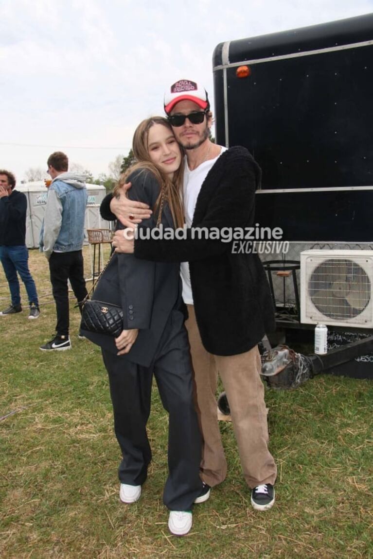 Emanuel Ortega y Ana Paula Dutil fueron a ver cantar a su hija India: las mejores fotos 