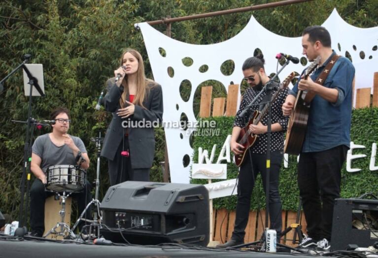 Emanuel Ortega y Ana Paula Dutil fueron a ver cantar a su hija India: las mejores fotos 