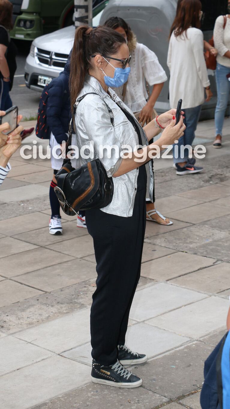 Embarazada de cuatro meses, Pampita acompañó a sus hijos al colegio (Fotos: Movilpress).