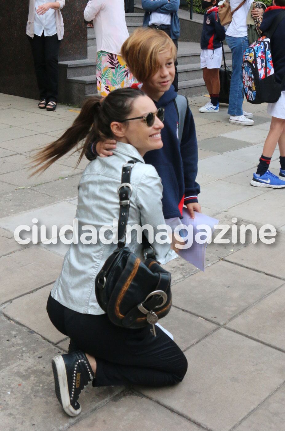 Embarazada de cuatro meses, Pampita acompañó a sus hijos al colegio (Fotos: Movilpress).