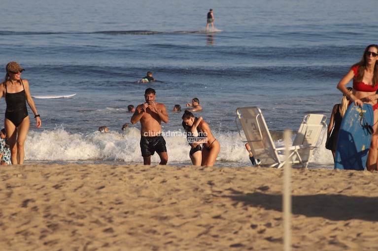 Emilia Attias, su hija Gina y su novio Guillermo Freire en Punta del Este (Foto: RS Fotos).