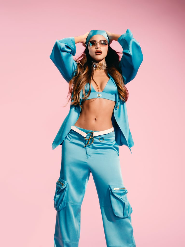 Emilia cuenta con más de 3 Billones de streams de su música, y su segundo álbum de estudio “.mp3” debutó como el álbum femenino número uno mundialmente, alcanzando el cuarto lugar en la lista Global de Spotify.