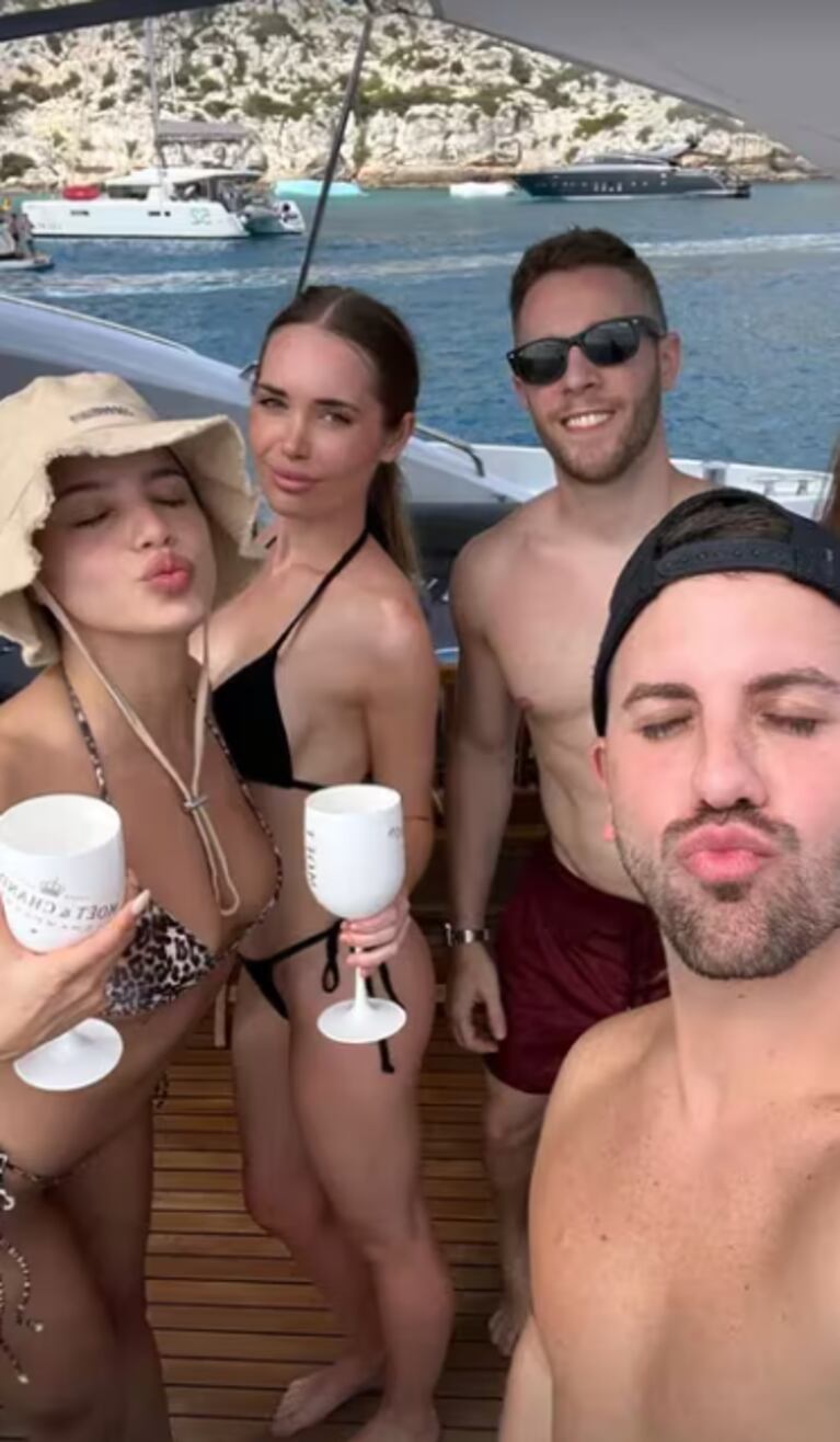 Emilia disfrutó de tragos tropicales y posó luciendo una microbikini animal print.
