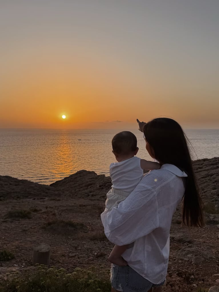  Emilia Ferrero junto a Amadeo, señalando el atardecer sobre el mar
Fuente: Instagram
