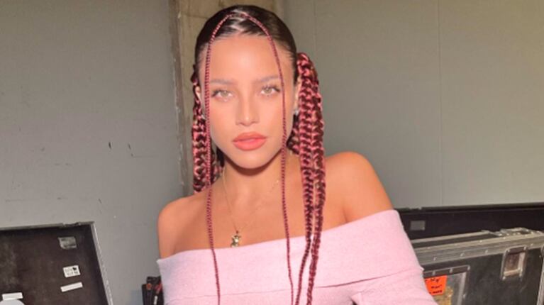 Emilia Mernes la rompió con su look barbiecore: minifalda, crop top y botas de caña alta con tachas.