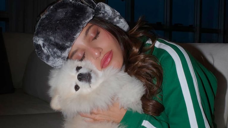 Emilia Mernes y su perrita Roma (Foto de Instagram @emiliamernes)