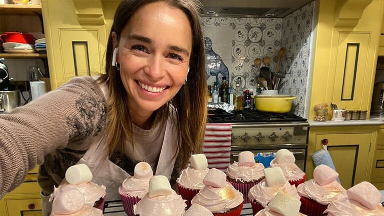 Emilia sorprendió con sus pastelitos repletos de glitter.