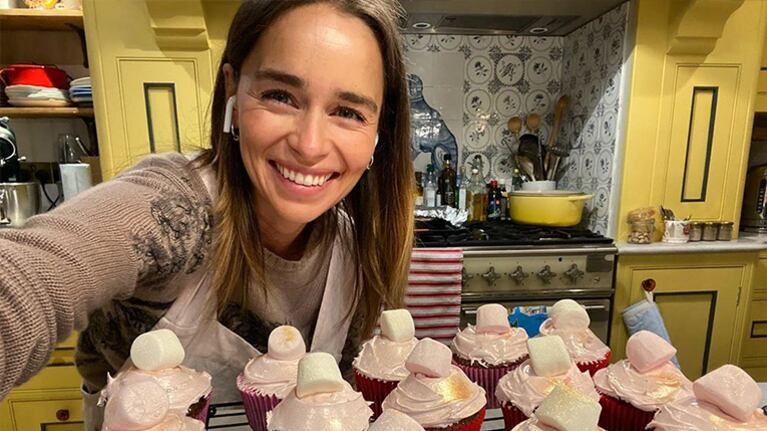 Emilia sorprendió con sus pastelitos repletos de glitter.