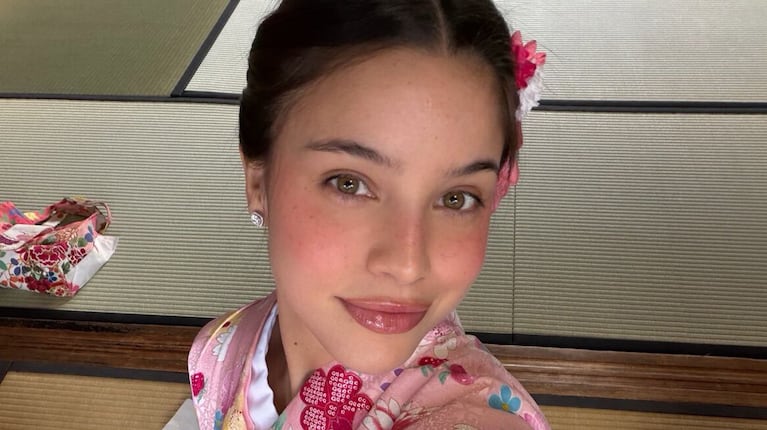 Emilia sorprendió con un look de geisha en Japón: kimono rosa y cinturón obi 