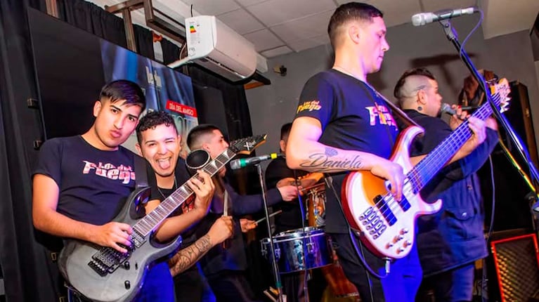 Emiliano Galeano posa con Los del Fuego (Foto: Instagram @losdelfuego.oficial)