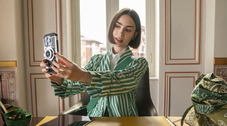 Emily Cooper es interpretada por Lily Collins (Foto: captura de Emily in Paris/Netflix). 