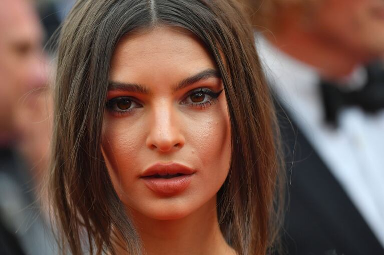 Emily Ratajkowski señaló que no querían trabajar con ella por su “enorme pecho”