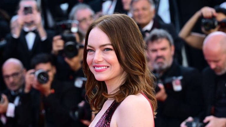 Emma Stone causó furor en Cannes con su impactante look bordó: la foto