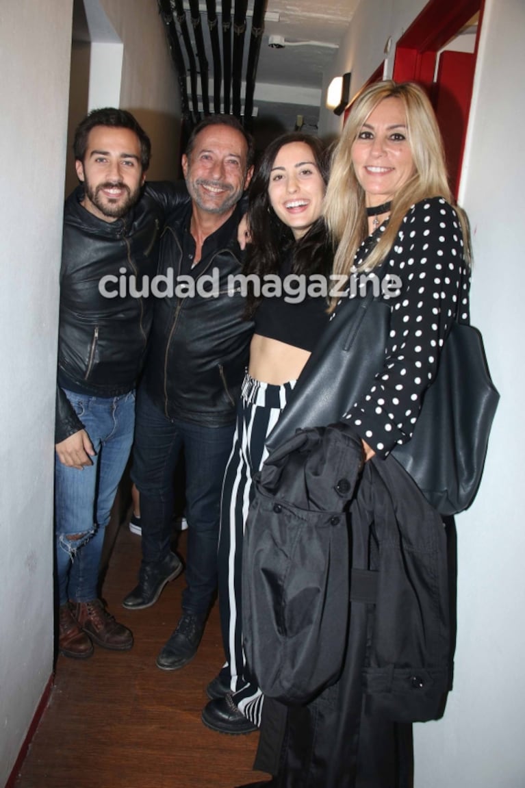 Emocionado hasta las lágrimas, Guillermo Francella aplaudió de pie a su hija, Johanna, en su debut teatral: ¡mirá las fotos!