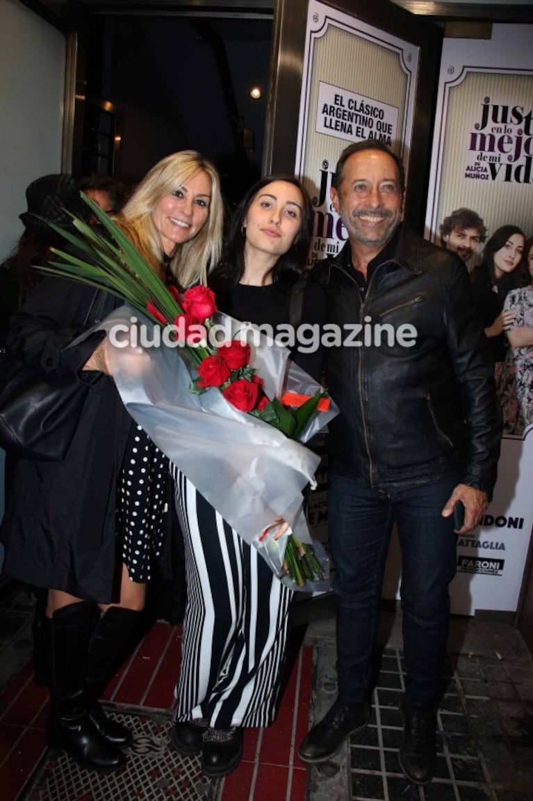 Emocionado hasta las lágrimas, Guillermo Francella aplaudió de pie a su hija, Johanna, en su debut teatral: ¡mirá las fotos!